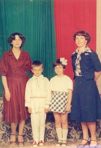 În clasa I, alături de mama, de o colegă şi de învăţătoare.