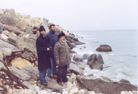 La mare, noiembrie 1995, Agigea. Apar în fotografie prof. univ. dr. Gheorghe Mustaţă, directorul Staţiunii de Cercetări Hidrobiologice Agigea şi sculptorul Liviu Sandu.