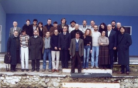 Martie 2005, Cenaclul Columna. Rândul de sus: Gheorghe Grigurcu, Mihaela Cojocaru, Dorian Cojocaru, Florinela Berca, Florin Ovidiu Frăsia, Sergiu Cosciud, Ion Popescu, Lazăr Popescu, Cristian George Brebenel, Viorel Gârbaciu, Nina Voiculescu, Ion şoldea, Vasile Ponea; rândul de jos: Valentin Taşcu, George Drăghescu, Sorin-Lory Buliga, Cătălin Florian Giurma, Marius Iorga, Ion Mocioi, Iulian Cămui, Ion Popescu-Sohodol, Adrian Frăţilă, Ion Trancău.